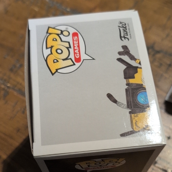 Funko Pop! Games Claptrap (Distressed) Action Figure - Yellow and Black - Picture 5 of 6